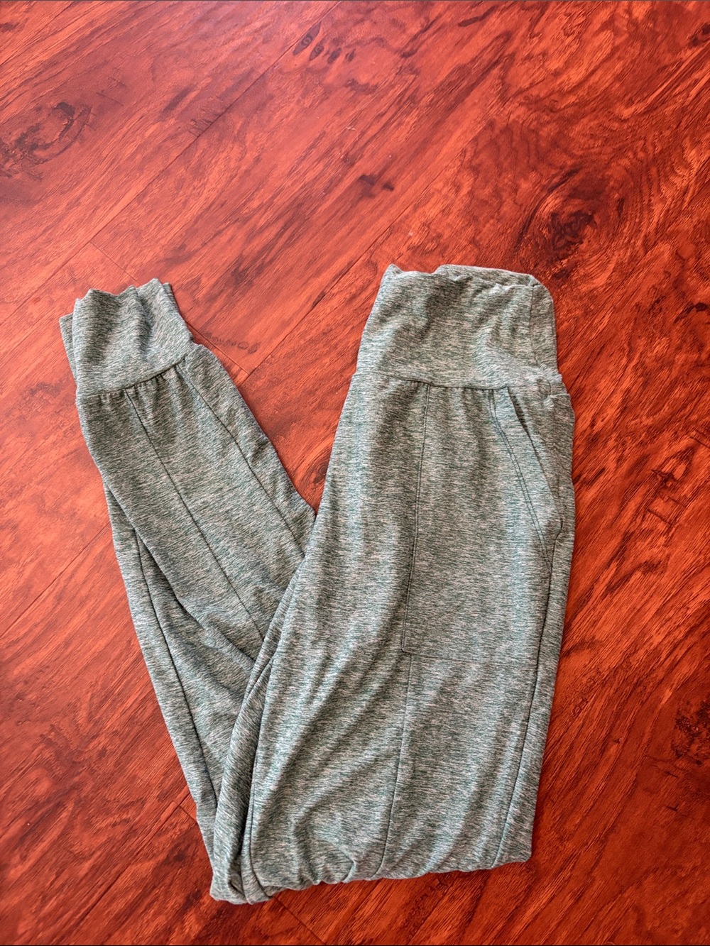 We Wander Women’s Green Heather Jogger Pants